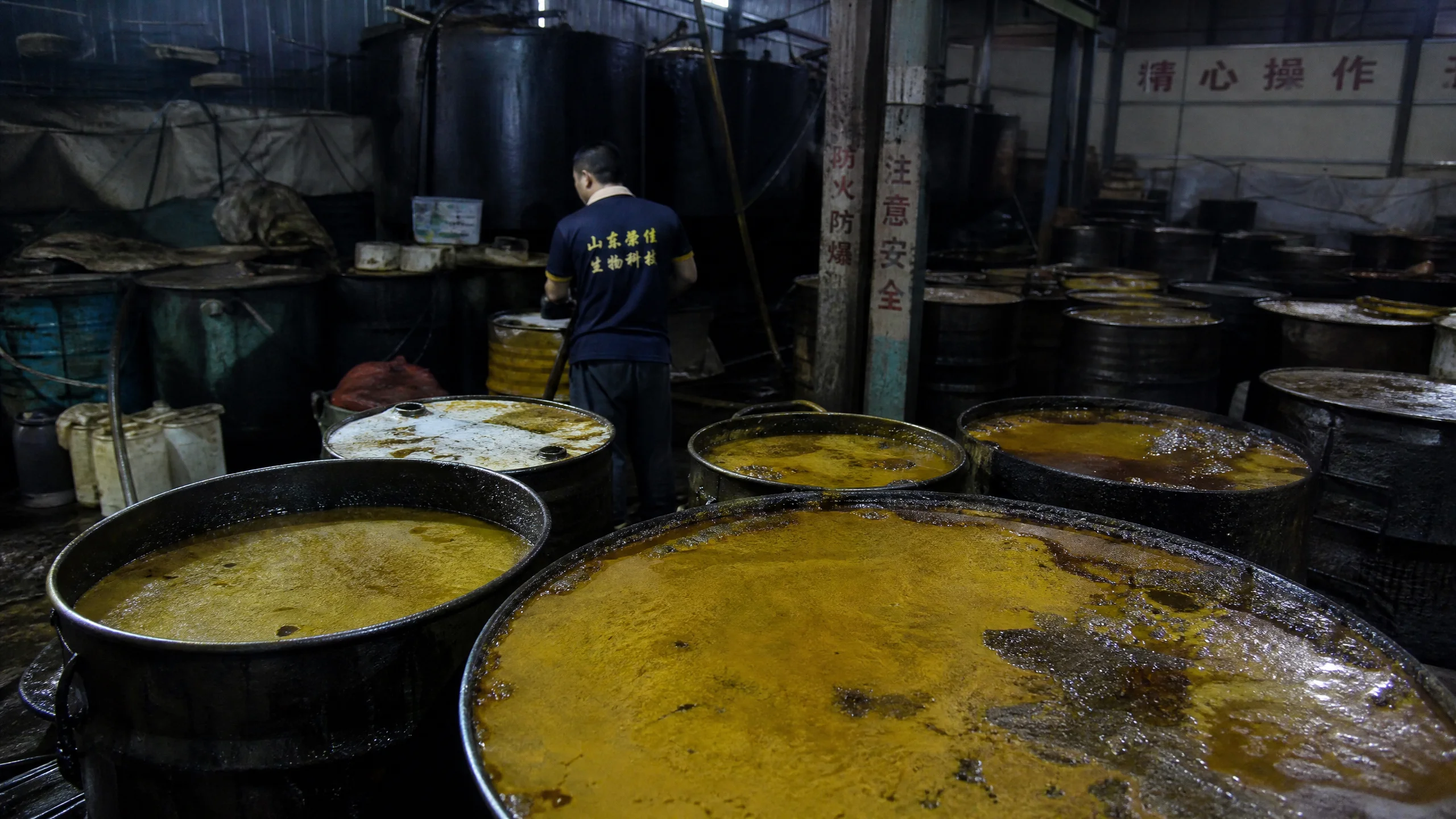 地下炼油作坊中大量回收废弃食用油的肮脏桶装容器